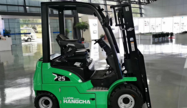 電動(dòng)叉車買鋰電的還是鉛酸的？當(dāng)然是鋰電的！